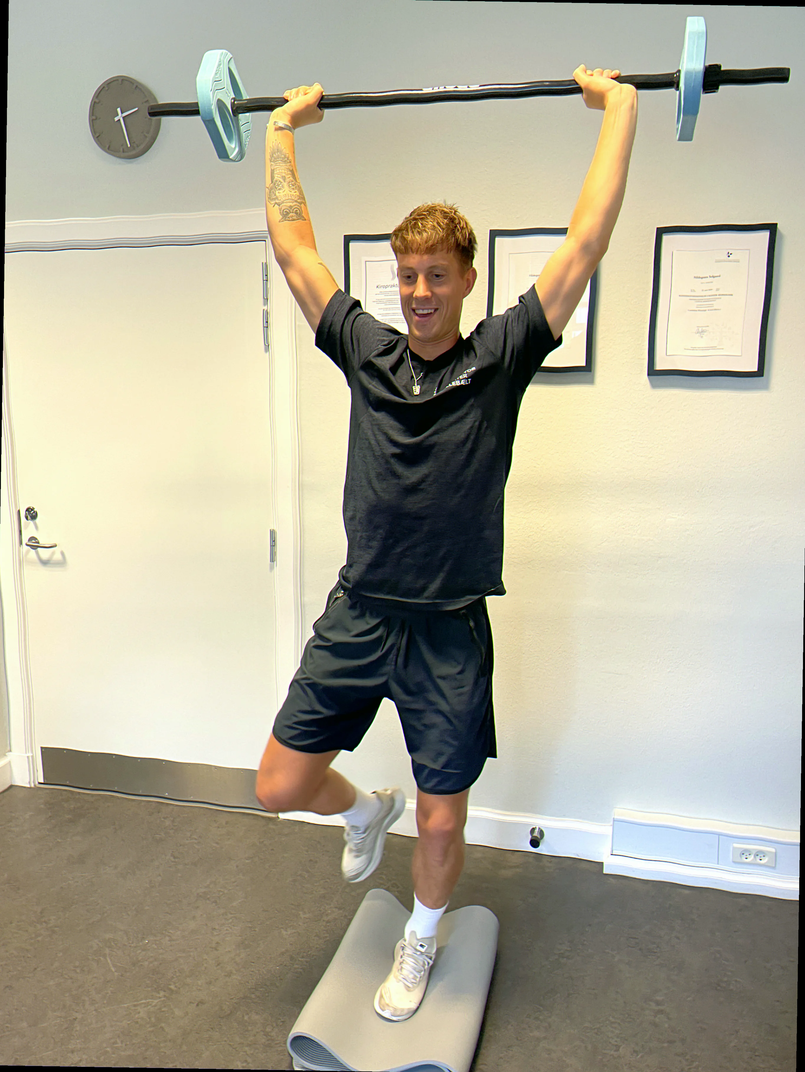 Kvinde der laver lunges