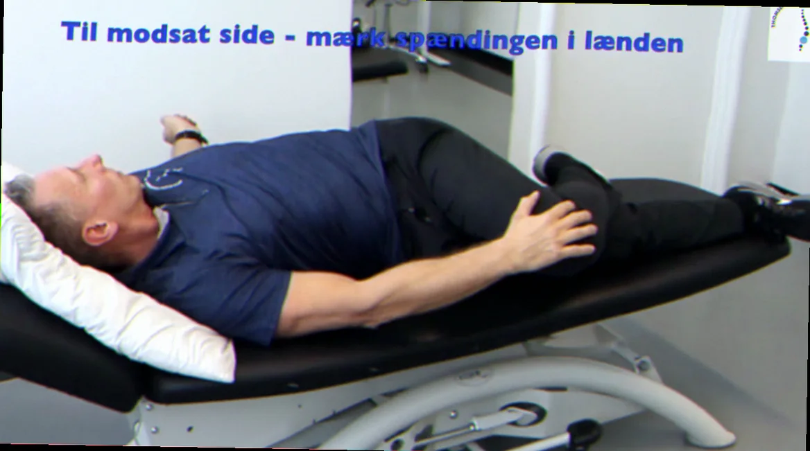 Kvinde der laver glute bridges