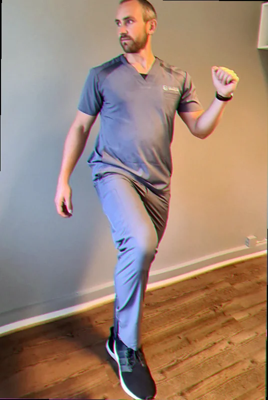 Kvinde der laver jumping jacks