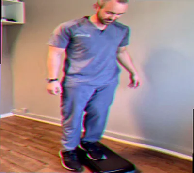 Kvinde der laver triceps dips