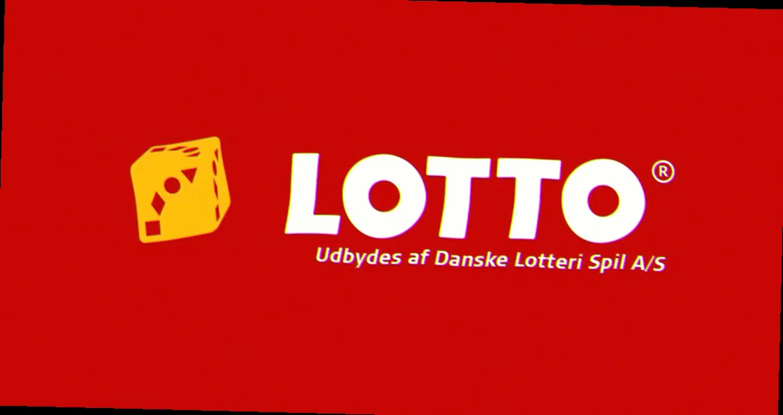 Glædelig person med lottokupon.